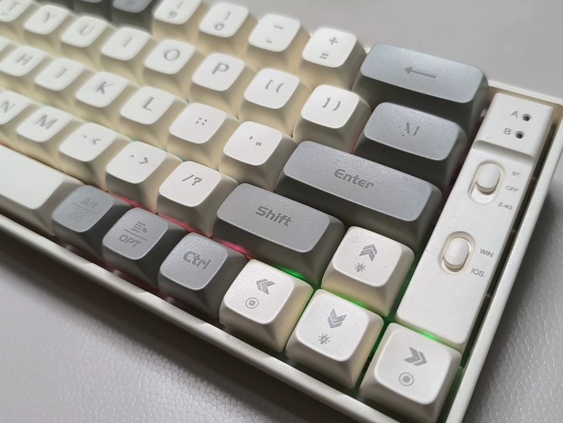 狼途LANGTU GK65 三模机械键盘 蓝牙+2.4G+有线 支持WIN+IOS 有炫彩背光 可自拆键帽 金轴 不适合文字使用者 更适合游戏爱好者 无盒 无配